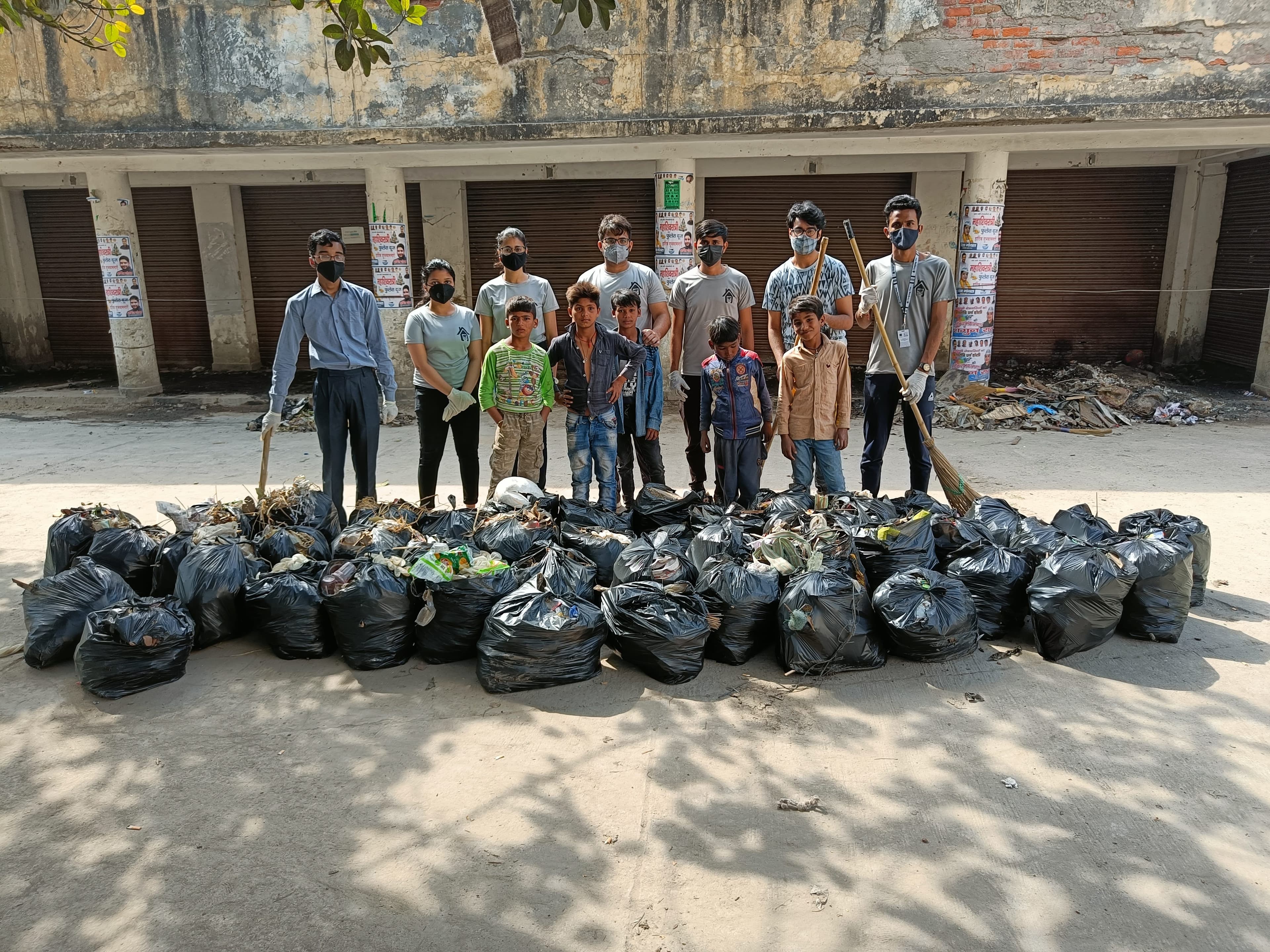 Volunteers cleaning & packing trash