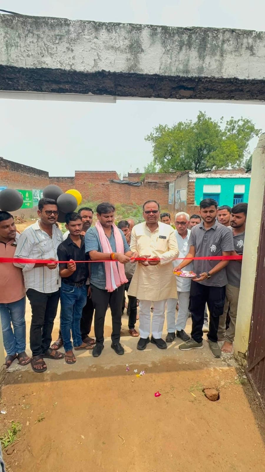 Chief guests cutting the red ribbon at the GyanKutir gate