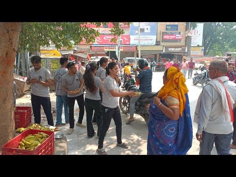 Helping Hut ने बढ़ाया मदद का हांथ, सदस्यों ने श्रद्धालुओं में किया फल वितरण #varanasi #ngo #news